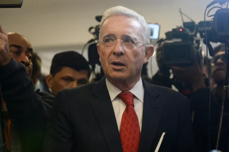 Álvaro Uribe celebra fallo a favor de su libertad