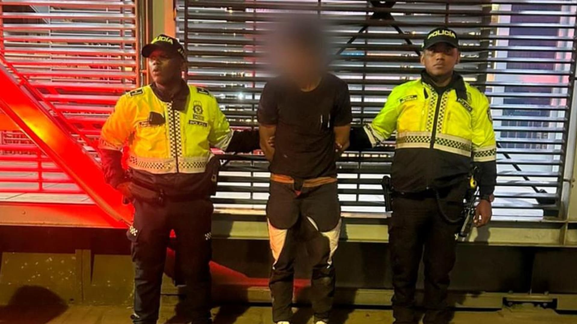 ¡Atrapado con las manos en la masa! Policía detiene a ladrón de fibra óptica en una calzada de TransMilenio