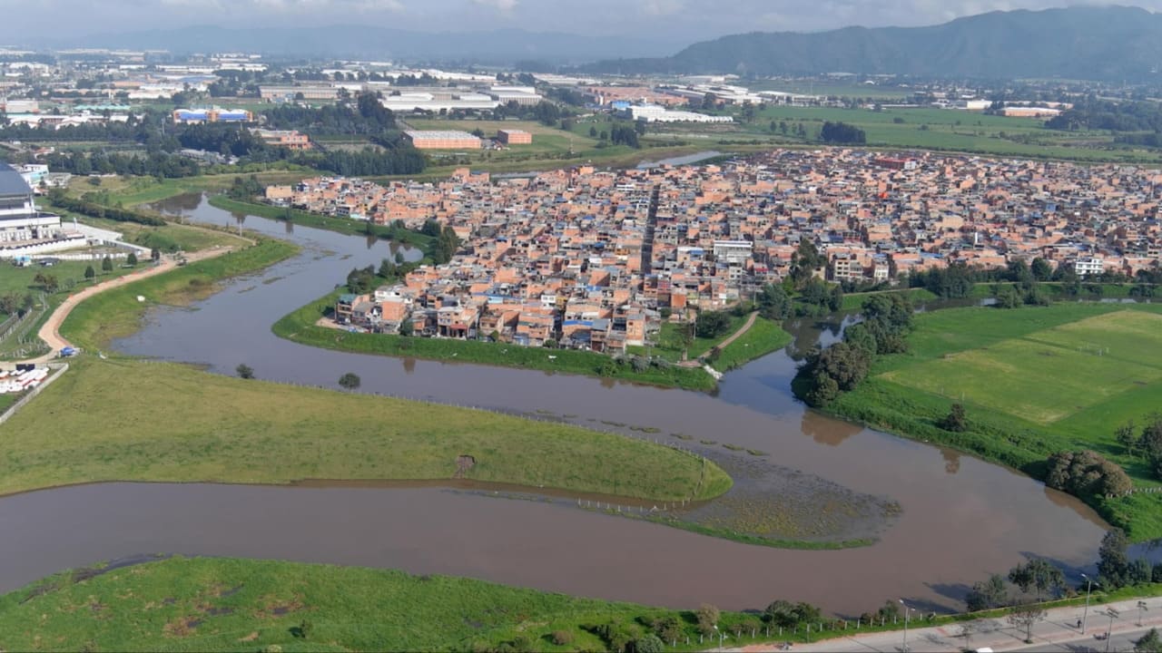 CAR y Gobernación de Cundinamarca invierten en la recuperación de 16 puntos críticos del río Bogotá