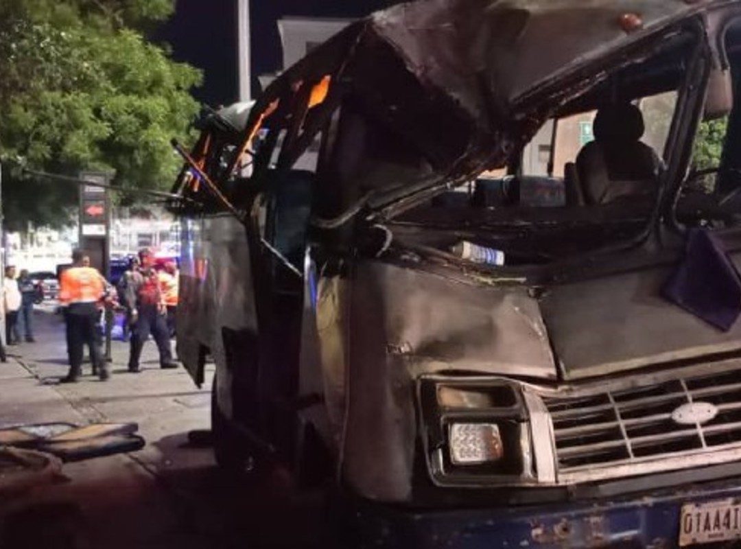 Se volcó autobús en el centro de Caracas: 30 personas resultaron lesionadas