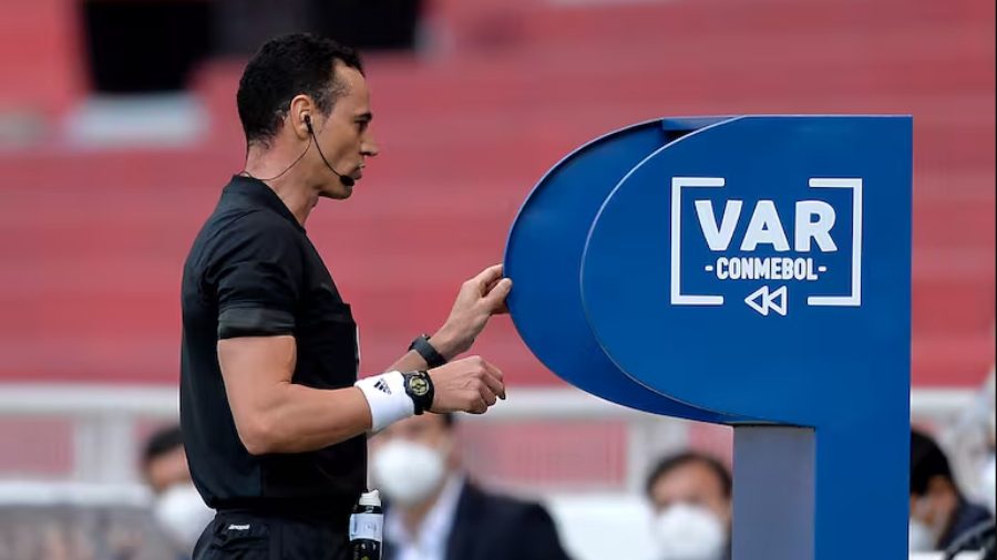 Conmebol usará herramienta que permitirá al árbitro anunciar decisión tras chequear el VAR