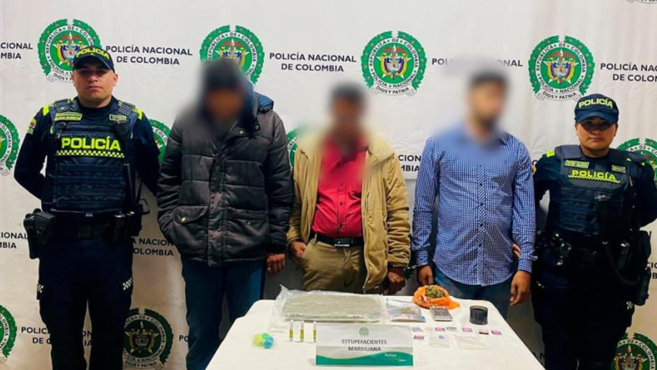 ¡Detenidos con droga en un taxi! Tres capturados con más de 600 gramos de marihuana en Bogotá