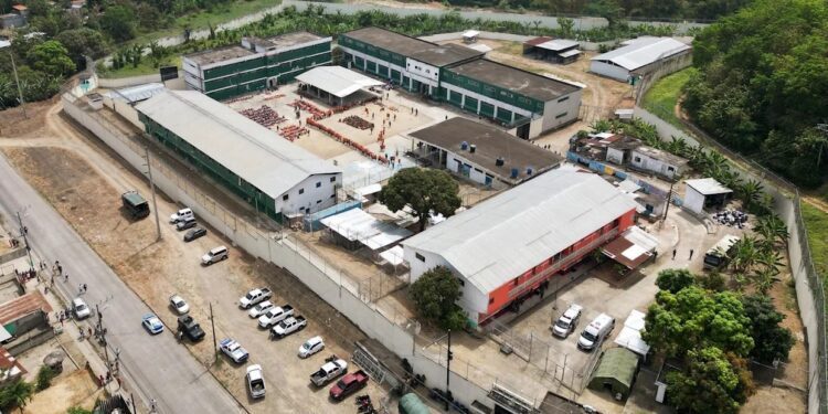 Fiscalía de Ecuador formula cargos contra 39 personas por masacre de 17 presos en cárcel