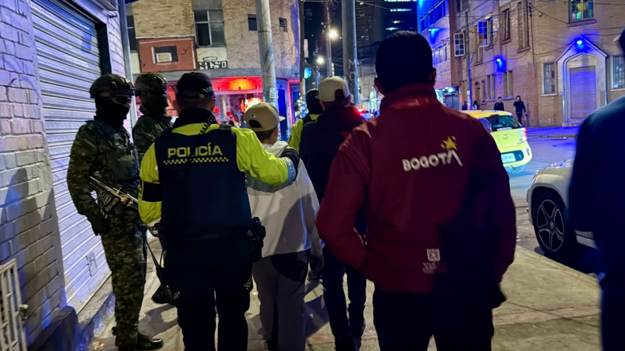 ¡Golpe a la delincuencia en Bogotá! Megaoperativo en Los Mártires deja 17 armas incautadas y 3 establecimientos cerrados