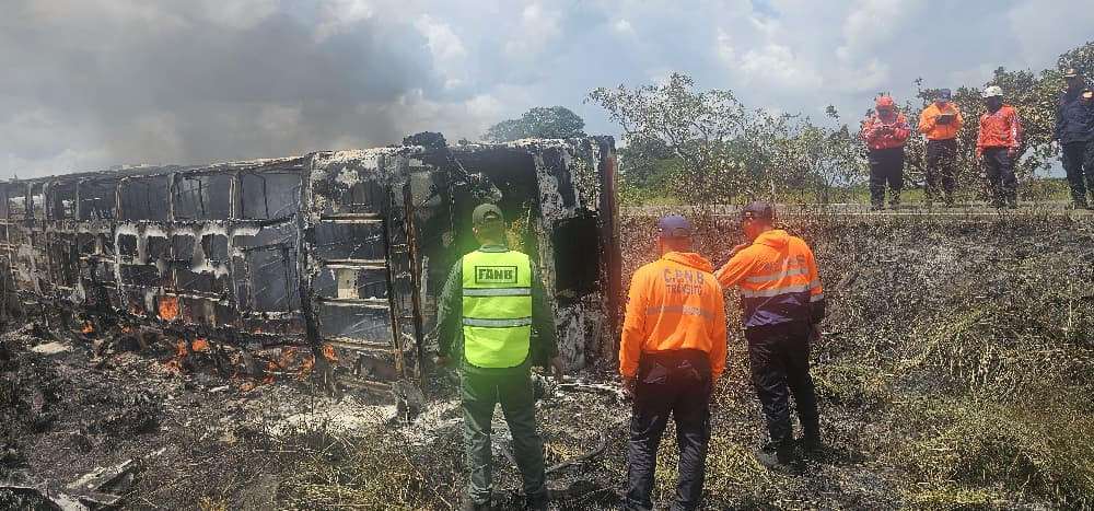 Identifican a 10 de los calcinados en vuelco de autobús